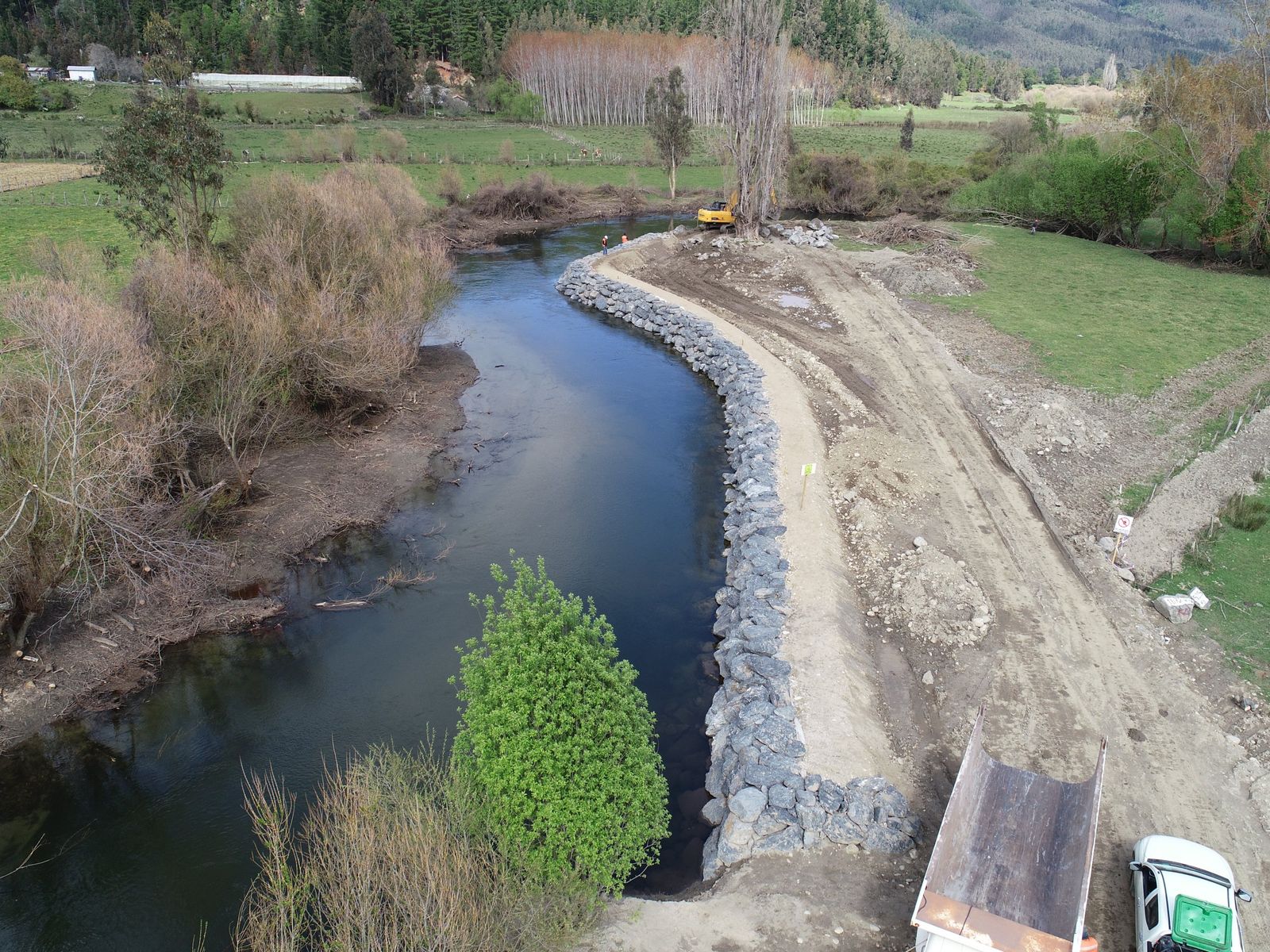 Vista aérea de una defensa fluvial de enrocado construida en la ribera de un río
