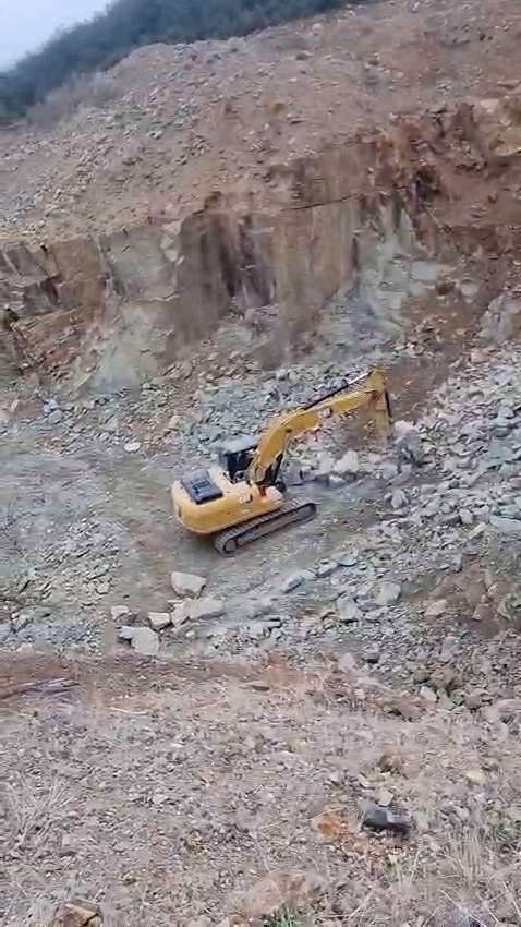 Excavadora trabajando sobre roca fragmentada